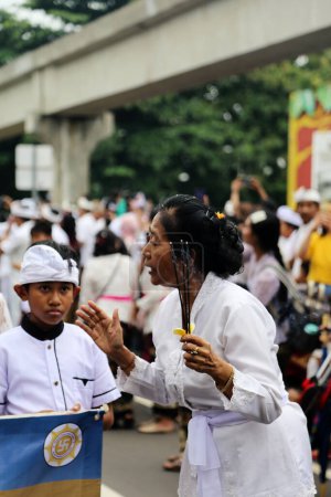 Téléchargez les photos : Jakarta, Indonésie. Le 10 mars 2024. Photo montre les Balinais qui organisent un défilé à l'attraction touristique TMII, Jakarta, pour accueillir le Nouvel An de Saka avant d'effectuer "Brata Penyepian". - en image libre de droit