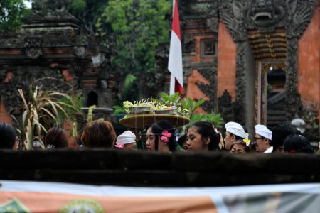 Foto de Yakarta, Indonesia. 10 de marzo de 2024. Foto muestra a los balineses celebrando un desfile en la atracción turística TMII, Yakarta, para dar la bienvenida al Año Nuevo Saka antes de llevar a cabo "Brata Penyepian". - Imagen libre de derechos