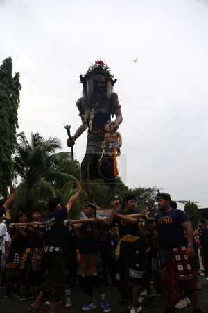Foto de Yakarta, Indonesia. 10 de marzo de 2024. Foto del desfile Ogoh-ogoh dando la bienvenida al Día Nyepi 1946 con el tema "Sang Kalika Maya" en la calle principal de la atracción turística TMII, Yakarta. - Imagen libre de derechos