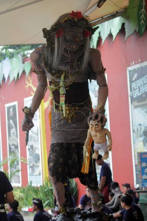 Téléchargez les photos : Jakarta, Indonésie. Le 10 mars 2024. Photo de la parade Ogoh-ogoh accueillant la Journée Nyepi 1946 avec le thème "Sang Kalika Maya" sur la rue principale de l'attraction touristique TMII, Jakarta. - en image libre de droit