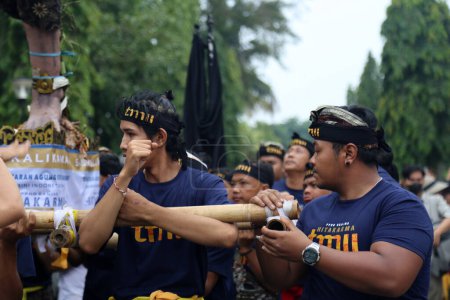 Foto de Yakarta, Indonesia. 10 de marzo de 2024. Foto muestra a los balineses celebrando un desfile en la atracción turística TMII, Yakarta, para dar la bienvenida al Año Nuevo Saka antes de llevar a cabo "Brata Penyepian". - Imagen libre de derechos