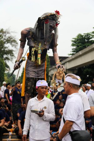 Foto de Yakarta, Indonesia. 10 de marzo de 2024. Foto del desfile Ogoh-ogoh dando la bienvenida al Día Nyepi 1946 con el tema "Sang Kalika Maya" en la calle principal de la atracción turística TMII, Yakarta. - Imagen libre de derechos
