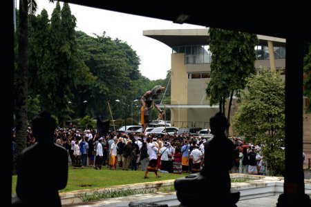 Téléchargez les photos : Jakarta, Indonésie. Le 10 mars 2024. Photo de la parade Ogoh-ogoh accueillant la Journée Nyepi 1946 avec le thème "Sang Kalika Maya" sur la rue principale de l'attraction touristique TMII, Jakarta. - en image libre de droit