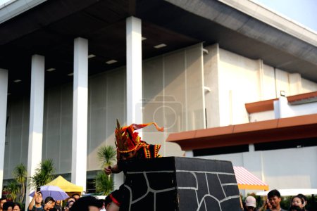 Téléchargez les photos : Jakarta, Indonésie. 12 novembre 2023. Apparition d'étudiants handicapés au SLB Negeri 11, Jakarta sur la scène ouverte de l'attraction touristique TMII. - en image libre de droit