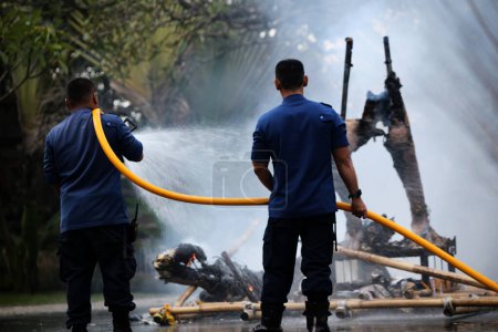 Foto de Yakarta, Indonesia. 21 de abril de 2024. TMII, Yakarta: Bomberos apagan llamas en un Ogoh-ogoh quemado - Imagen libre de derechos