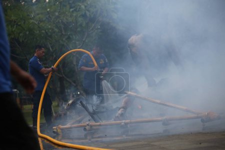 Foto de Yakarta, Indonesia. 21 de abril de 2024. Bomberos combaten un incendio en TMII, Yakarta, que involucra a un Ogoh-ogoh - Imagen libre de derechos