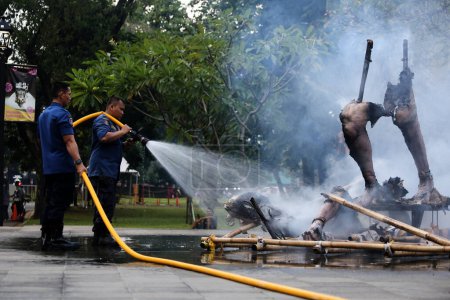 Foto de Yakarta, Indonesia. 21 de abril de 2024. Bomberos atacan un incendio que envolvió a un Ogoh-ogoh en el sitio turístico TMII de Yakarta - Imagen libre de derechos