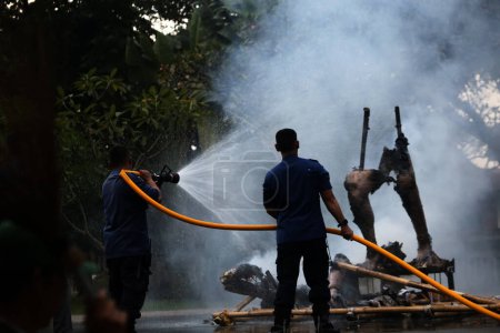 Foto de Yakarta, Indonesia. 21 de abril de 2024. Bomberos combaten un incendio en TMII, Yakarta, que involucra a un Ogoh-ogoh - Imagen libre de derechos