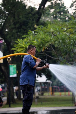 Foto de Yakarta, Indonesia. 21 de abril de 2024. Fuego de combate de bomberos en TMII, Yakarta, que involucra a un Ogoh-ogoh - Imagen libre de derechos