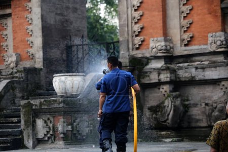 Foto de Yakarta, Indonesia. 21 de abril de 2024. En TMII, Yakarta, los bomberos trabajan para extinguir un incendio en un Ogoh-ogoh - Imagen libre de derechos