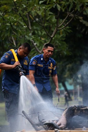 Foto de Yakarta, Indonesia. 21 de abril de 2024. Bomberos atacan un incendio que envolvió a un Ogoh-ogoh en el sitio turístico TMII de Yakarta - Imagen libre de derechos