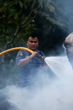 Foto de Yakarta, Indonesia. 21 de abril de 2024. Fuego de combate de bomberos en TMII, Yakarta, que involucra a un Ogoh-ogoh - Imagen libre de derechos