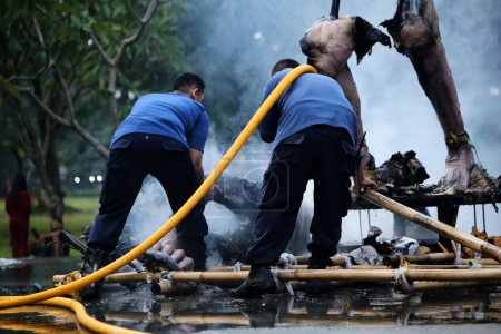 Téléchargez les photos : Jakarta, Indonésie. 21 avril 2024. Les pompiers pulvérisent de l'eau à haute pression pour éteindre le feu qui a brûlé Ogoh-ogoh à l'attraction touristique TMII, Jakarta. - en image libre de droit