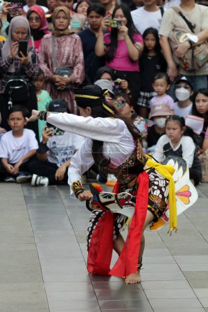 Téléchargez les photos : Jakarta, Indonésie. 10 avril 2024. La performance Reyog Ponorogo sur scène ouverte Jakartas TMII était un aimant pour les visiteurs - en image libre de droit