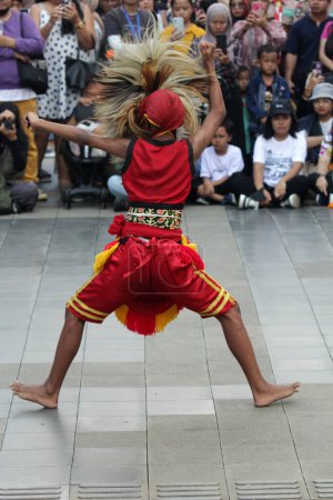 Foto de Yakarta, Indonesia. 10 abril 2024. La exposición de arte popular Reyog Ponorogo en TMII, Yakarta atrajo a multitudes a su escenario abierto - Imagen libre de derechos