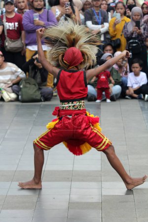 Foto de Yakarta, Indonesia. 10 abril 2024. El arte popular de Reyog Ponorogo en TMII, Yakarta, atrajo a una gran audiencia a su escenario abierto - Imagen libre de derechos