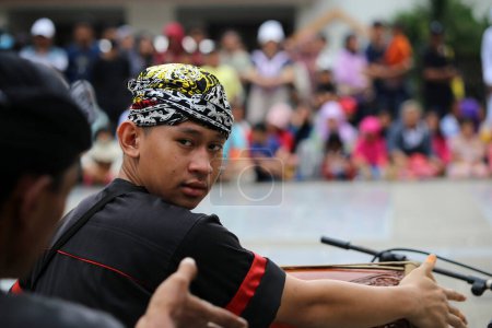 Foto de Yakarta, Indonesia. 10 abril 2024. entusiastas del arte folclórico acudieron a ver a Reyog Ponorogo en el escenario abierto de TMII en Yakarta - Imagen libre de derechos