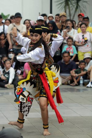 Foto de Yakarta, Indonesia. 10 abril 2024. El Reyog Ponorogo en el escenario abierto de Jakartas TMII fue uno de los favoritos de los visitantes - Imagen libre de derechos