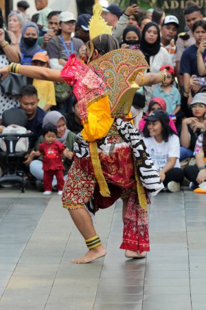 Foto de Yakarta, Indonesia. 10 abril 2024. TMI abierto escenario en Yakarta vio una vibrante actuación de arte popular Reyog Ponorogo - Imagen libre de derechos
