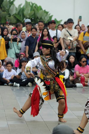 Foto de Yakarta, Indonesia. 10 abril 2024. La actuación al aire libre de Reyog Ponorogo en Jakartas TMII atrajo a una gran audiencia - Imagen libre de derechos