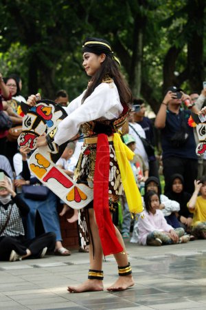 Foto de Yakarta, Indonesia. 10 abril 2024. Jakartas TMII acogió al Reyog Ponorogo en su escenario abierto, atrayendo multitudes - Imagen libre de derechos