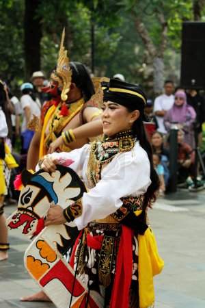 Foto de Yakarta, Indonesia. 10 abril 2024. Los fanáticos del arte popular se sintieron atraídos por el evento Reyog Ponorogo en TMII, Yakarta - Imagen libre de derechos