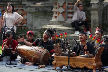Foto de Yakarta, Indonesia. 10 abril 2024. TMII, Yakarta dio la bienvenida a las multitudes a su escenario abierto para la actuación de Reyog Ponorogo - Imagen libre de derechos