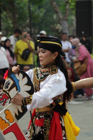 Téléchargez les photos : Jakarta, Indonésie. 10 avril 2024. Le Reyog Ponorogo à la scène ouverte TMI à Jakarta a attiré des foules enthousiastes - en image libre de droit
