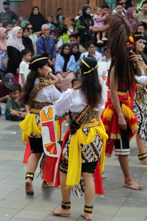 Téléchargez les photos : Jakarta, Indonésie. 10 avril 2024. La performance de Reyog Ponorogo sur la scène ouverte TMII à Jakarta a attiré la foule - en image libre de droit
