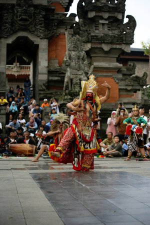Foto de Yakarta, Indonesia. 10 abril 2024. TMIIs escenario abierto acogió Reyog Ponorogo, atrayendo a multitudes en Yakarta - Imagen libre de derechos