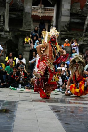 Téléchargez les photos : Jakarta, Indonésie. 10 avril 2024. TMI scène ouverte a accueilli Reyog Ponorogo, dessin dans les foules à Jakarta - en image libre de droit