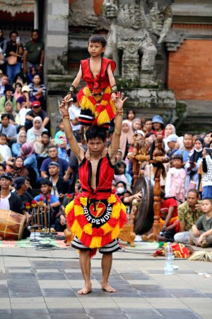 Téléchargez les photos : Jakarta, Indonésie. 10 avril 2024. La performance folklorique de Reyog Ponorogo à Jakarta, TMII, a attiré une foule curieuse - en image libre de droit