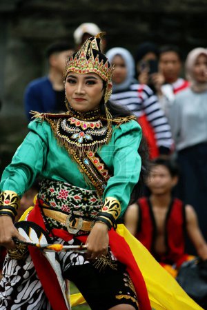 Téléchargez les photos : Jakarta, Indonésie. 10 avril 2024. La performance folklorique de Reyog Ponorogo à Jakarta, TMII, a attiré une foule curieuse - en image libre de droit
