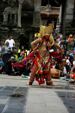 Foto de Yakarta, Indonesia. 10 abril 2024. En Yakarta, el escenario abierto de las TMI se llenó de visitantes para el Reyog Ponorogo - Imagen libre de derechos