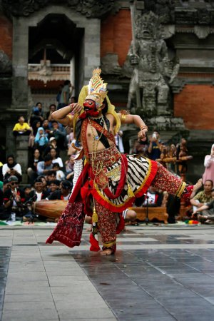 Foto de Yakarta, Indonesia. 10 abril 2024. Reyog Ponorogo atrajo a los espectadores al escenario abierto en TMII, Yakarta - Imagen libre de derechos