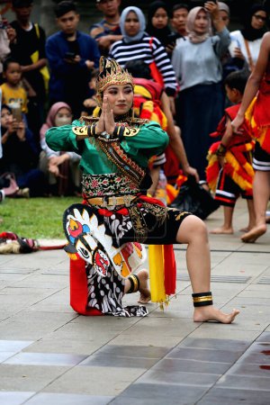 Foto de Yakarta, Indonesia. 10 abril 2024. TMII, el escenario abierto de Jakartas estaba lleno de visitantes viendo Reyog Ponorogo - Imagen libre de derechos
