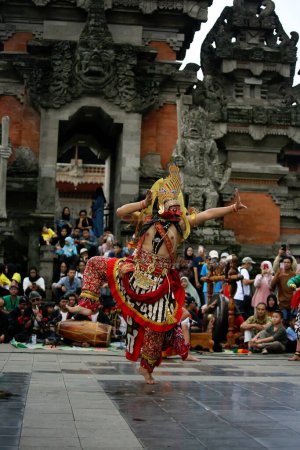 Téléchargez les photos : Jakarta, Indonésie. 10 avril 2024. TMII, Jakartas scène ouverte était en effervescence avec les visiteurs regardant Reyog Ponorogo - en image libre de droit