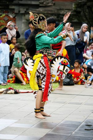 Foto de Yakarta, Indonesia. 10 abril 2024. El espectáculo de Reyog Ponorogo en TMII, Yakarta, atrajo a una audiencia entusiasta - Imagen libre de derechos
