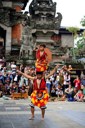 Foto de Yakarta, Indonesia. 10 abril 2024. Los visitantes fueron cautivados por el Reyog Ponorogo en el escenario abierto de TMI en Yakarta - Imagen libre de derechos