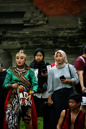 Foto de Yakarta, Indonesia. 10 abril 2024. Exhibición de Reyog Ponorogos en el escenario abierto de TMI en Yakarta cautivó a la multitud - Imagen libre de derechos