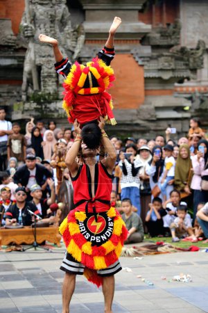 Foto de Yakarta, Indonesia. 10 abril 2024. La actuación de Reyog Ponorogo en TMII en Yakarta fascinó a los espectadores - Imagen libre de derechos