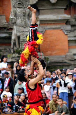 Téléchargez les photos : Jakarta, Indonesia. 10 April 2024. Folk art enthusiasts flocked to see Reyog Ponorogo at TMII's open stage in Jakarta - en image libre de droit