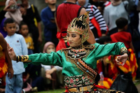 Foto de Yakarta, Indonesia. 10 abril 2024. El escenario abierto de TMI en Yakarta acogió la actuación de Reyog Ponorogo, atrayendo a muchos espectadores - Imagen libre de derechos