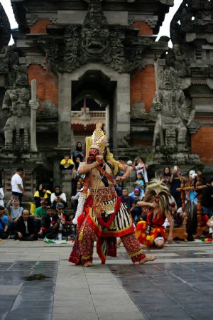 Foto de Yakarta, Indonesia. 10 abril 2024. Los visitantes fueron atraídos a la actuación de Reyog Ponorogo en el escenario abierto TMII en Yakarta - Imagen libre de derechos