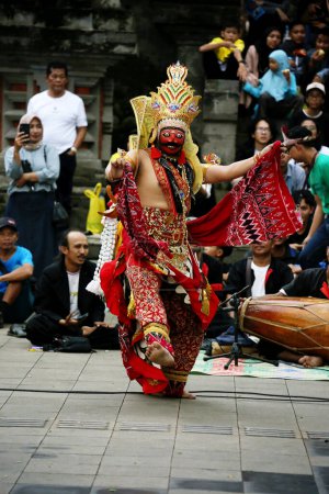 Téléchargez les photos : Jakarta, Indonésie. 10 avril 2024. Le spectacle d'art populaire Reyog Ponorogo au TMII, Jakarta a attiré les foules sur sa scène ouverte - en image libre de droit