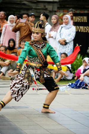 Téléchargez les photos : Jakarta, Indonésie. 10 avril 2024. Le spectacle d'art populaire Reyog Ponorogo au TMII, Jakarta a attiré les foules sur sa scène ouverte - en image libre de droit