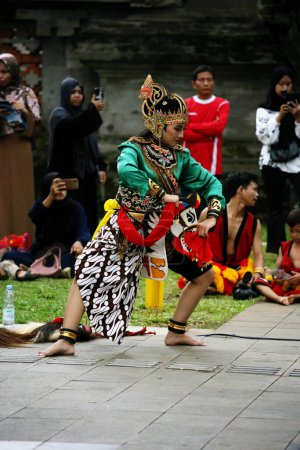 Téléchargez les photos : Jakarta, Indonésie. 10 avril 2024. La performance d'art populaire de Reyog Ponorogo sur la scène ouverte de TMII à Jakarta a captivé le public - en image libre de droit