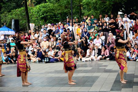 Foto de Yakarta, Indonesia. 21 de abril de 2024. Una danza tradicional llamada "Satya Brasta Dance" de Bali actuó en el escenario abierto de la atracción turística TMII, Yakarta. - Imagen libre de derechos