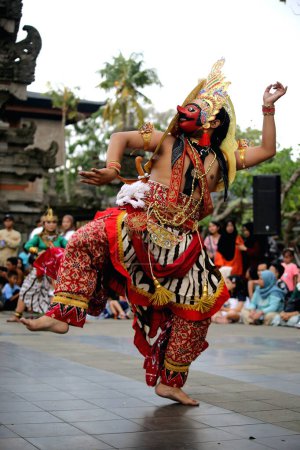 Téléchargez les photos : Jakarta, Indonesia. April 21 2024. A traditional dance called "Satya Brasta Dance" from Bali performed on the open stage of the TMII tourist attraction, Jakarta. - en image libre de droit