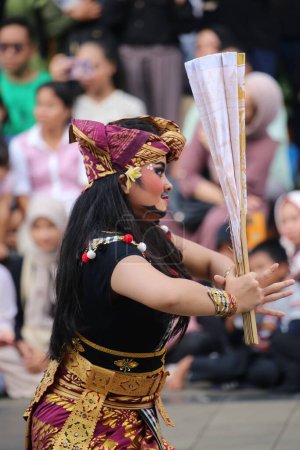 Téléchargez les photos : Jakarta, Indonésie. 21 avril 2024. Une danse traditionnelle appelée "Satya Brasta Dance" de Bali s'est produite sur la scène ouverte de l'attraction touristique TMII, Jakarta. - en image libre de droit